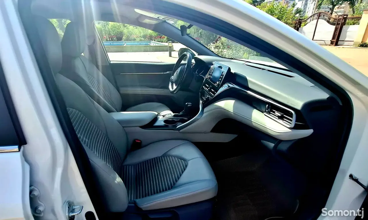 Toyota Camry 2020 · 2.5 AT