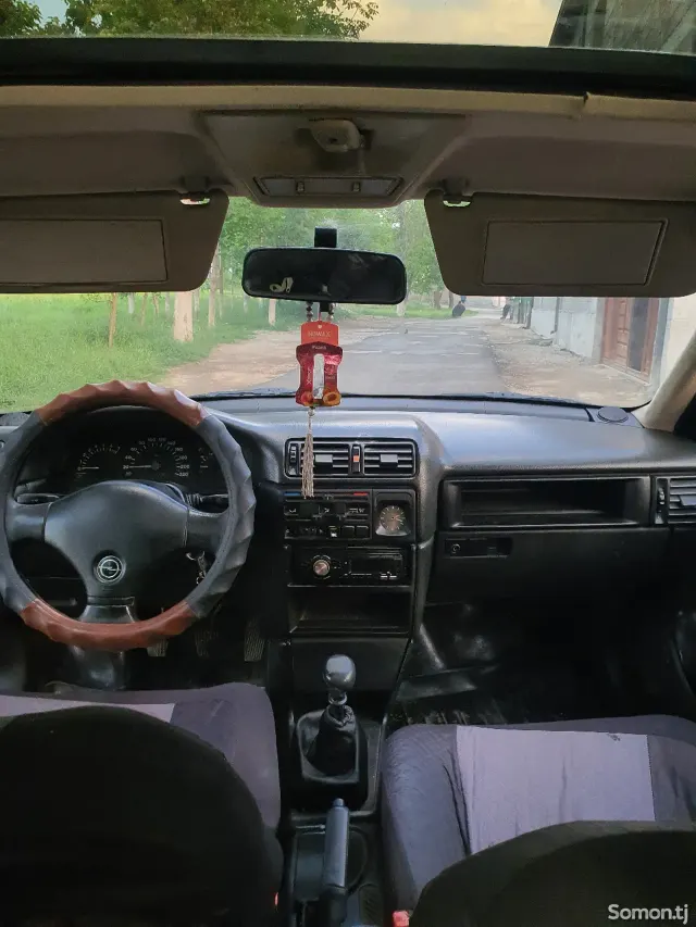 Opel Vectra A 1992 · 1.6 MT