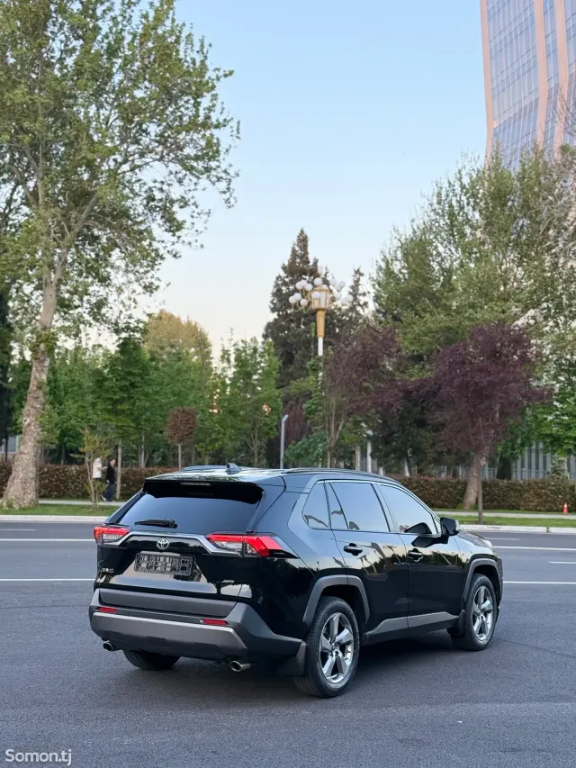 Toyota RAV 4 2020 · 2.5 AT