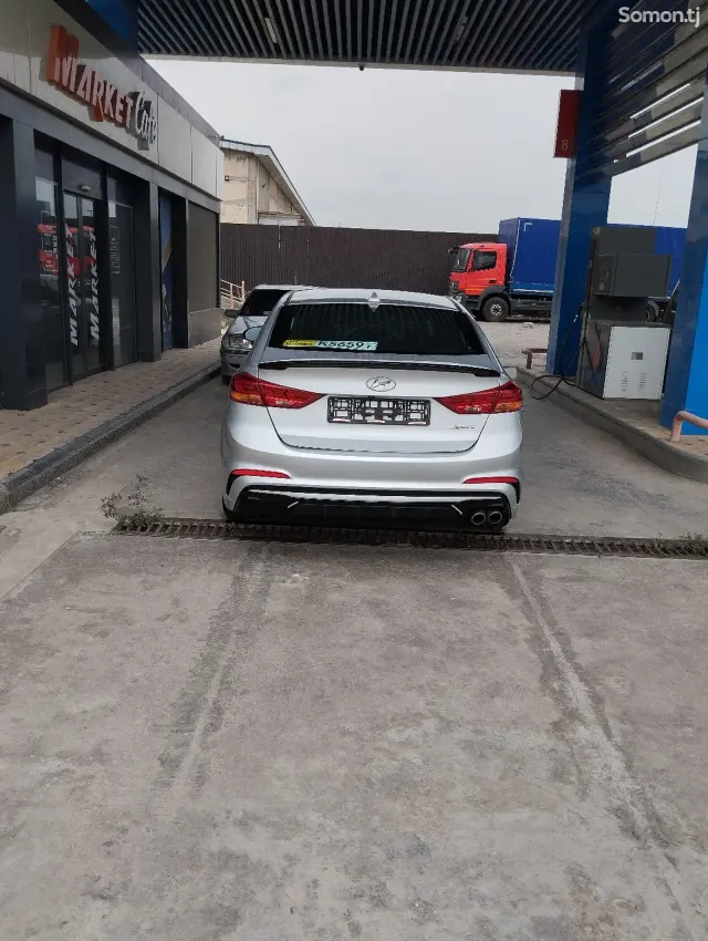 Hyundai Elantra 2017 · 1.6 AT