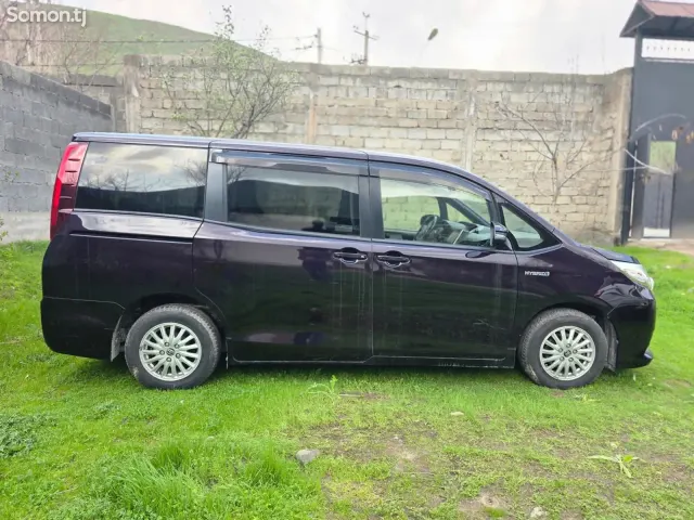 Toyota Noah 2014 · 2.0 AT