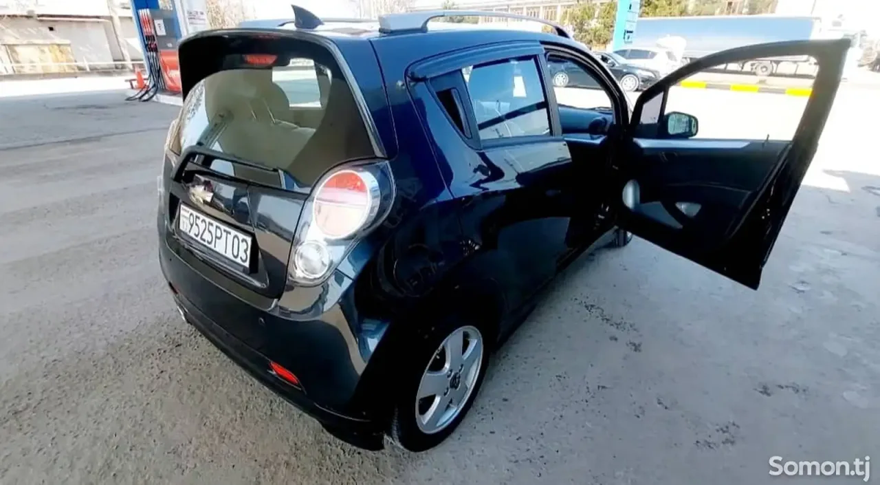 Chevrolet Spark 2011 · 1.0 AT