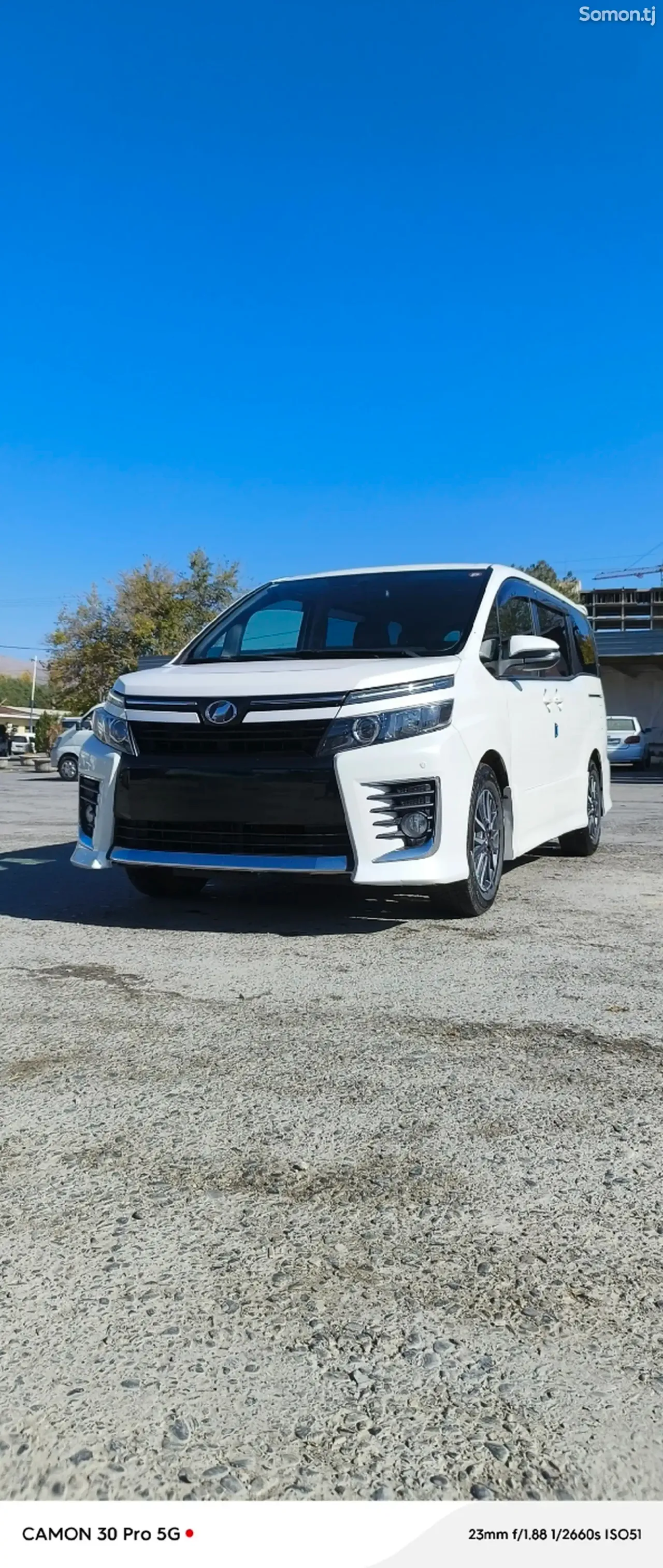 Toyota Voxy 2014 · 2.0 AT