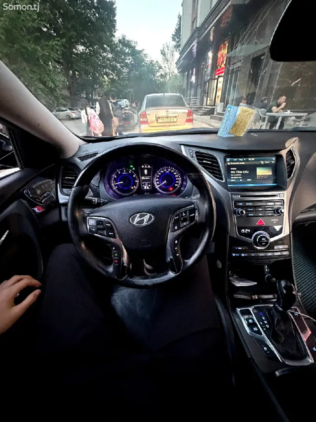 Hyundai Grandeur 2015 · 3.0 AT