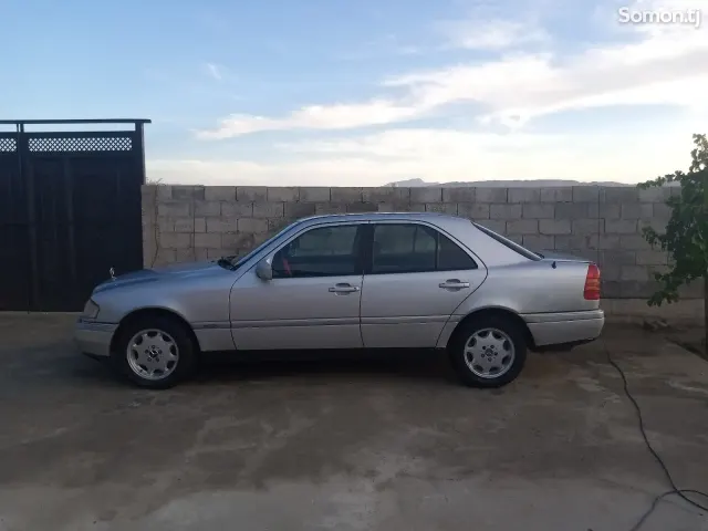 Mercedes-Benz E class 1993 · 1.8 MT