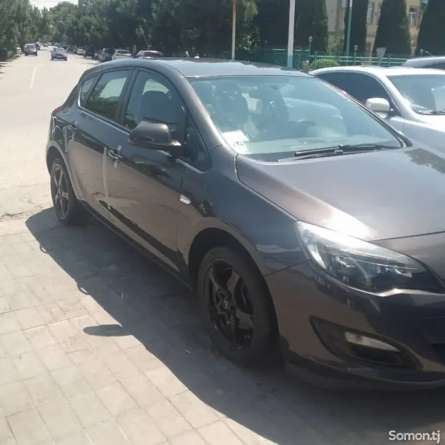 Opel Astra J 2015 · 1.6 MT