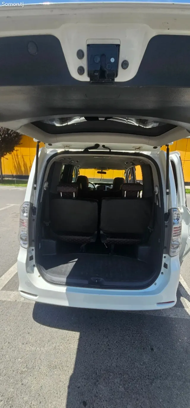 Toyota Voxy 2009 · 2.0 AT