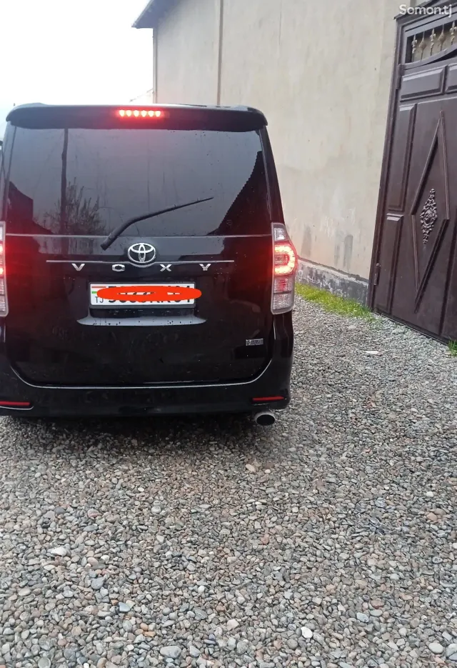 Toyota Voxy 2010 · 2.0 AT