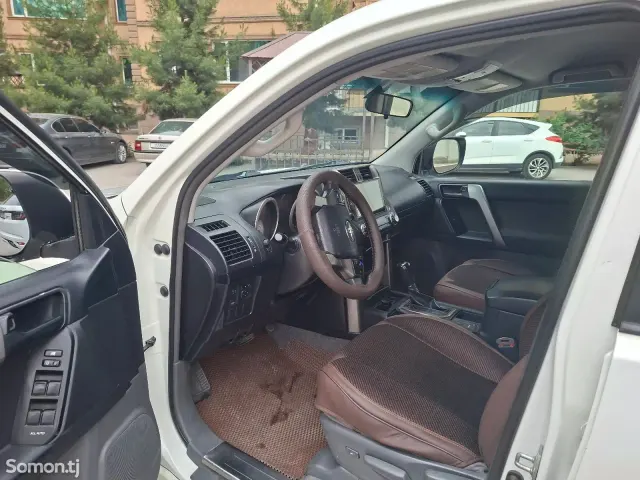Toyota Land Cruiser Prado 2011 · 2.7 AT