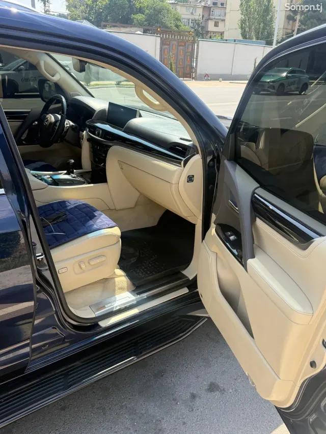 Lexus LX series 2017 · 5.7 AT