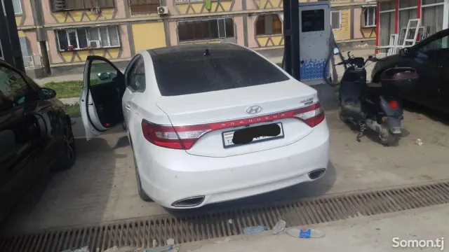 Hyundai Grandeur 2011 · 3.0 AT