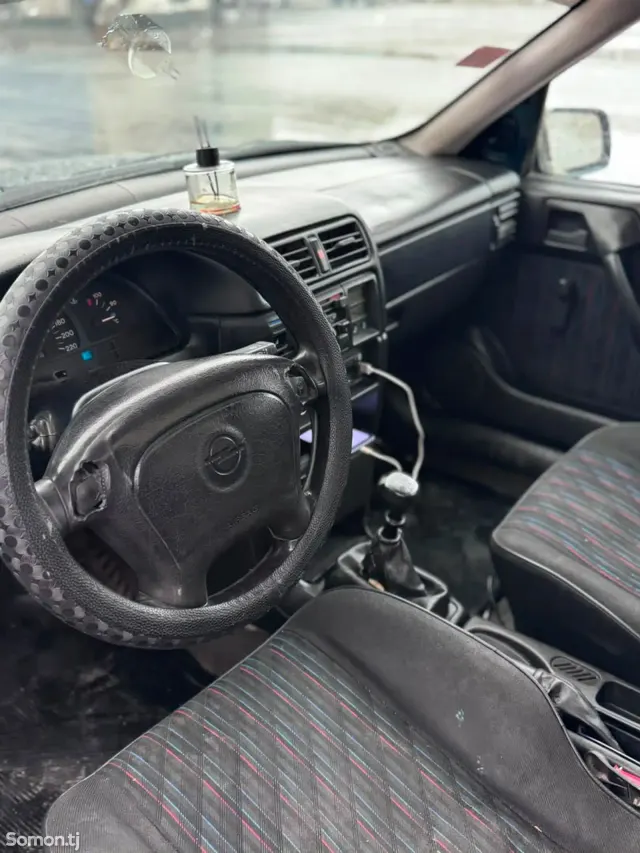 Opel Vectra A 1995 · 1.6 MT