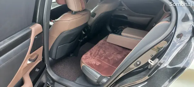 Lexus ES series 2024 · 3.0 AT