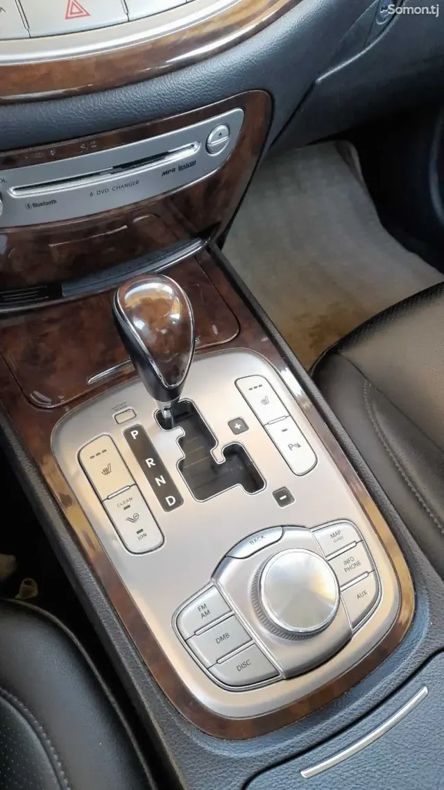 Hyundai Genesis 2010 · 3.3 AT