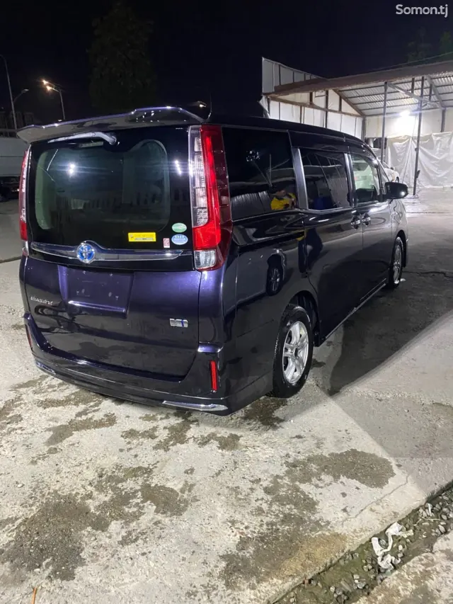 Toyota Voxy 2015 · 1.8 AT