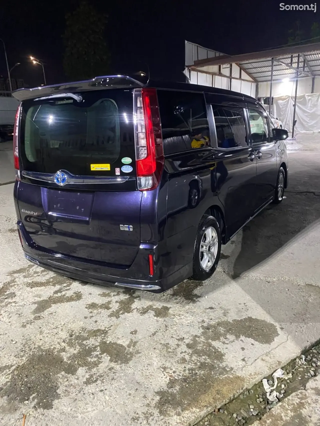Toyota Voxy 2015 · 1.8 AT