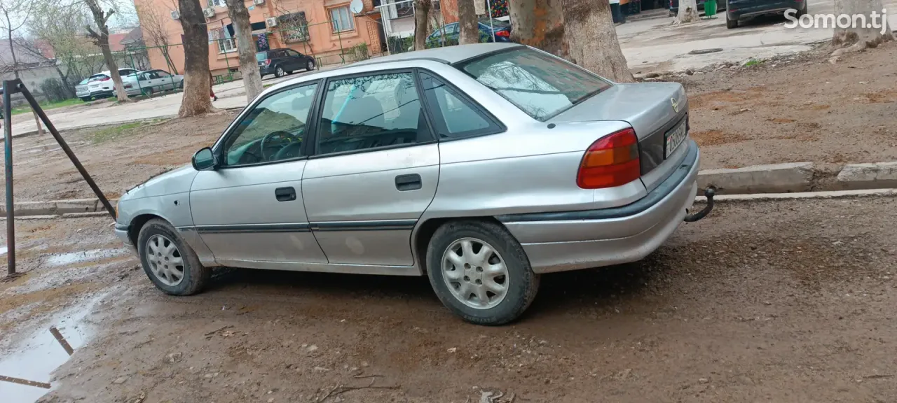 Opel Astra F 1992 · 1.6 MT