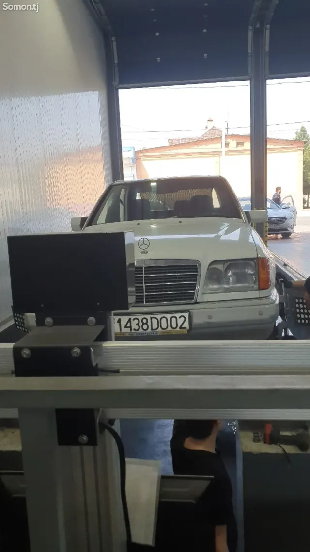 Mercedes-Benz W124 1993 · 2.0 MT