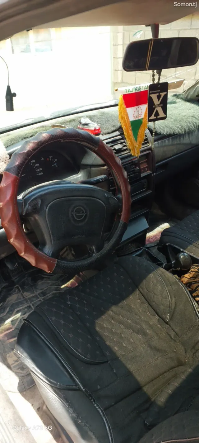 Opel Vectra A 1994 · 1.6 MT
