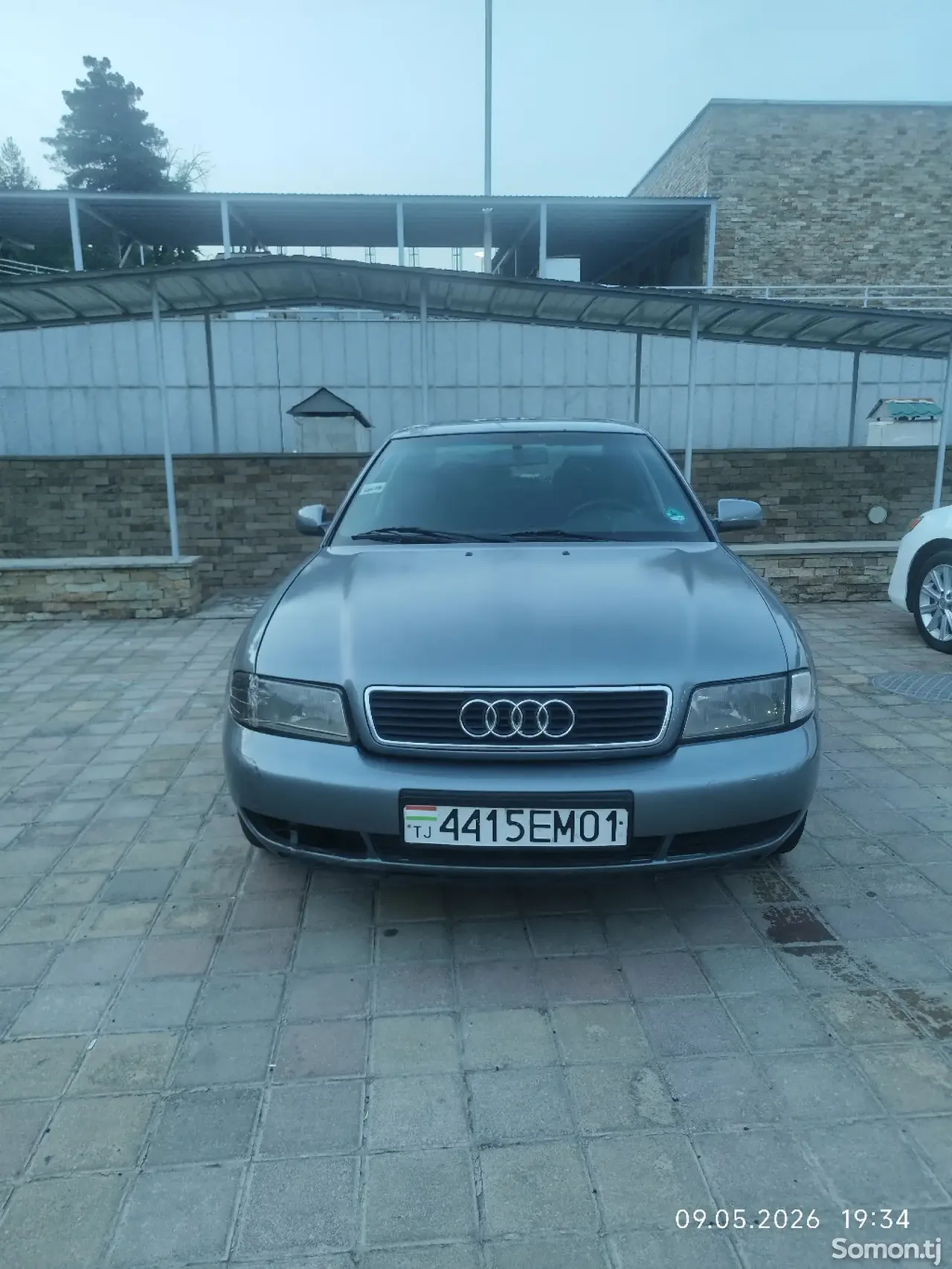 Audi A4 1994 · 1.6 MT