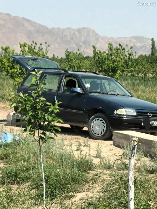 Opel Astra F 1993 · 1.6 MT