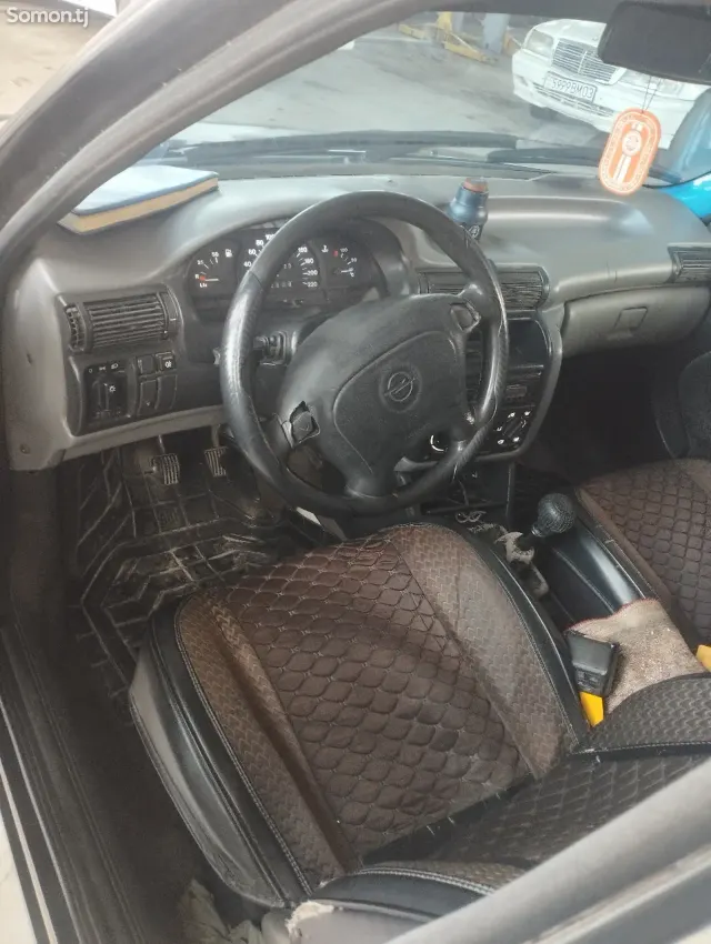 Opel Astra F 1994 · 1.6 MT