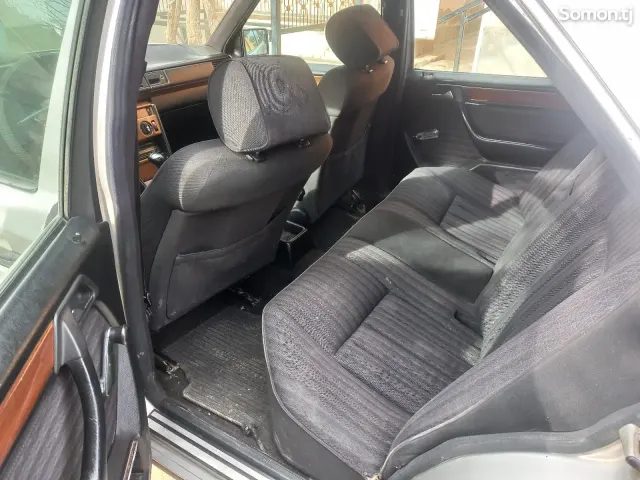 Mercedes-Benz W124 1991 · 2.0 MT