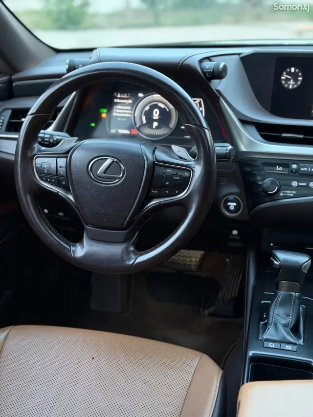 Lexus ES series 2020 · 2.5 AT