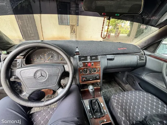 Mercedes-Benz E class 1996 · 2.0 MT