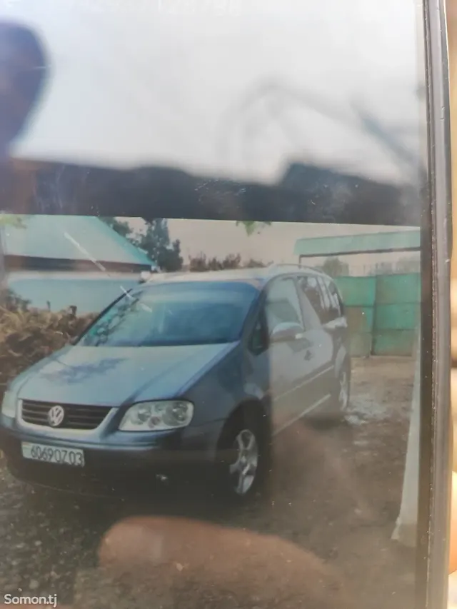 Volkswagen Touran 2006 · 1.6 MT