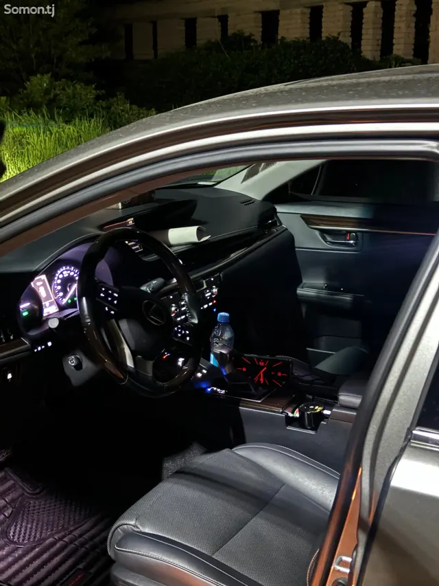 Lexus ES series 2017 · 2.5 AT