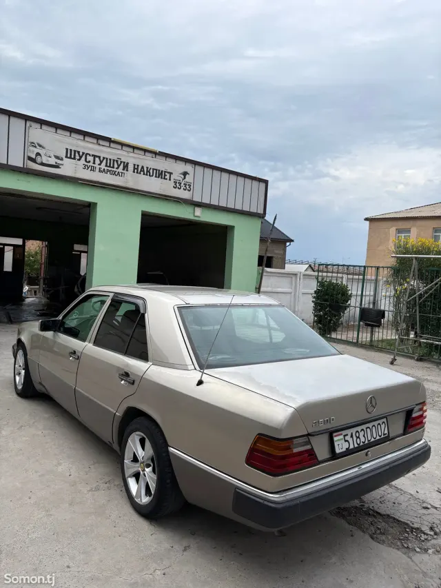 Mercedes-Benz W124 1991 · 2.5 MT