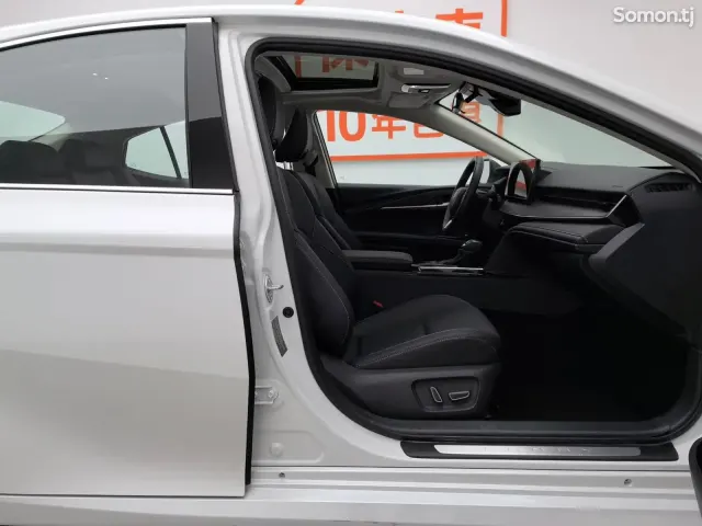 Toyota Camry 2025 · 2.0 AT