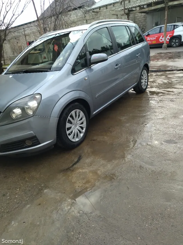 Opel Zafira 2006 · 1.9 MT