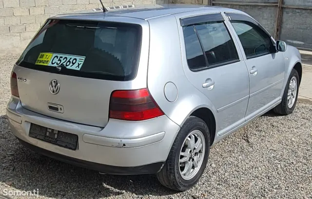 Volkswagen Golf 2003 · 1.6 MT