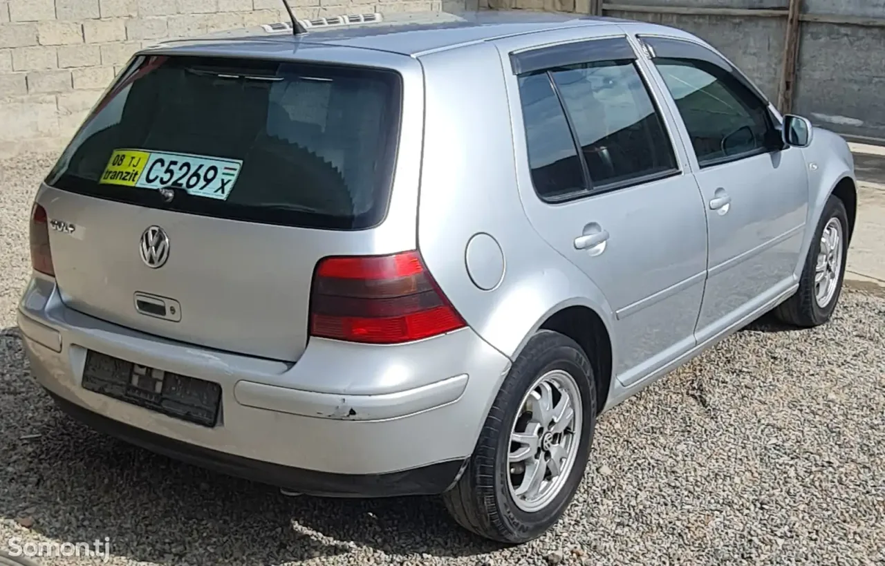 Volkswagen Golf 2003 · 1.6 MT