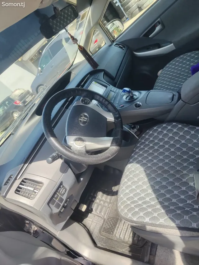 Toyota Prius 2011 · 1.8 AT