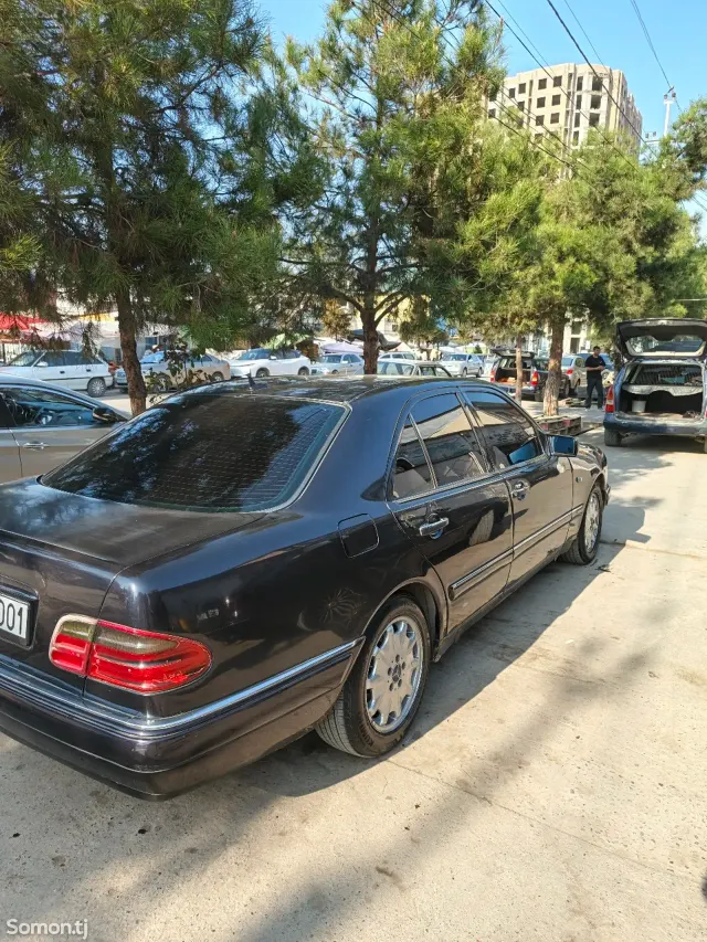 Mercedes-Benz E class 1995 · 2.0 MT