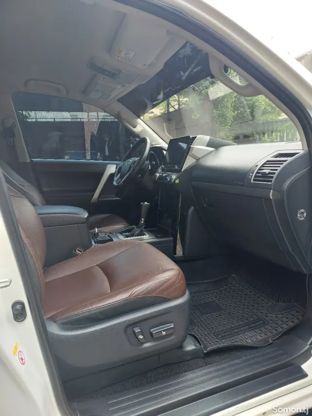 Toyota Land Cruiser Prado 2017 · 3.0 AT