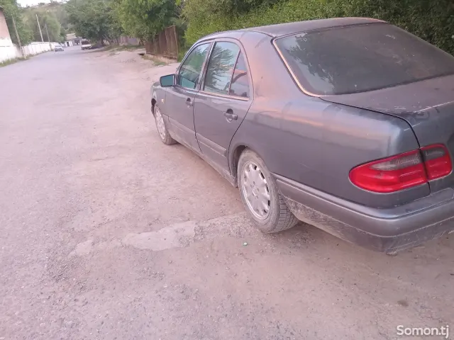 Mercedes-Benz E class 1996 · 2.3 MT