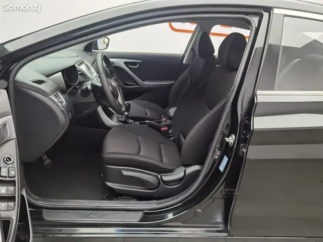 Hyundai Elantra 2015 · 1.6 AT