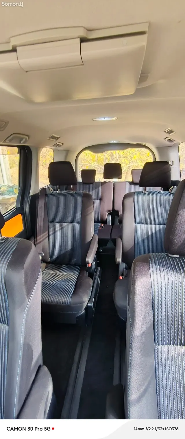 Toyota Voxy 2014 · 2.0 AT