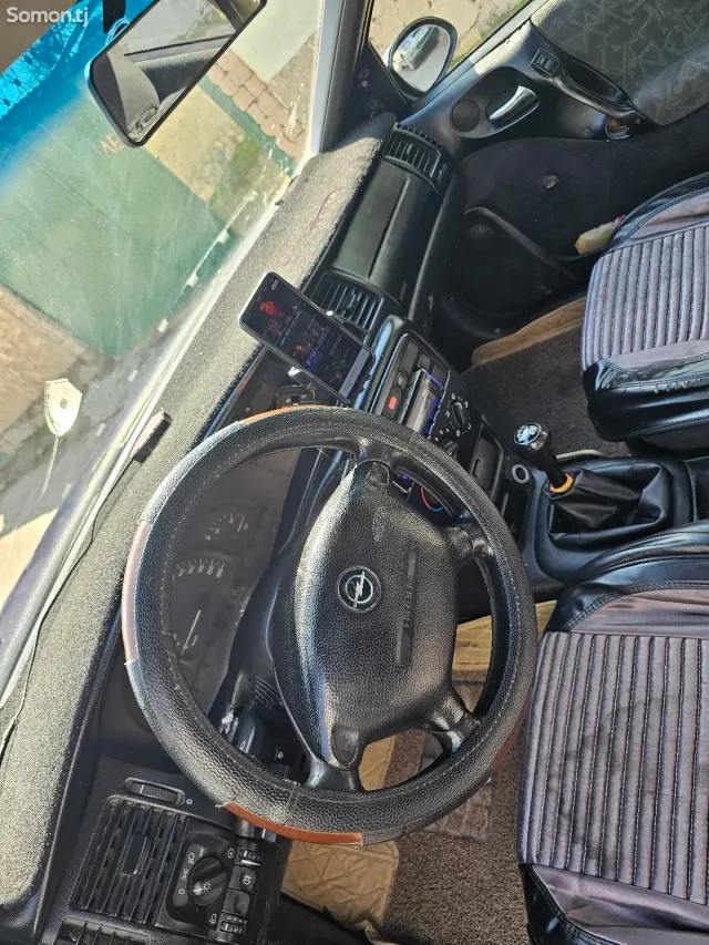 Opel Vectra B 1995 · 1.6 MT