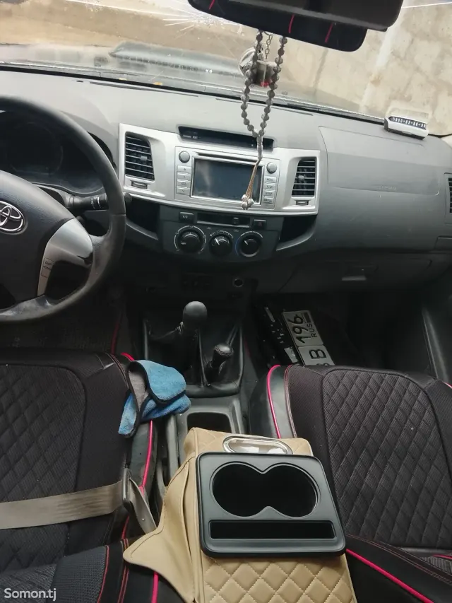 Toyota Hilux 2012 · 2.5 MT