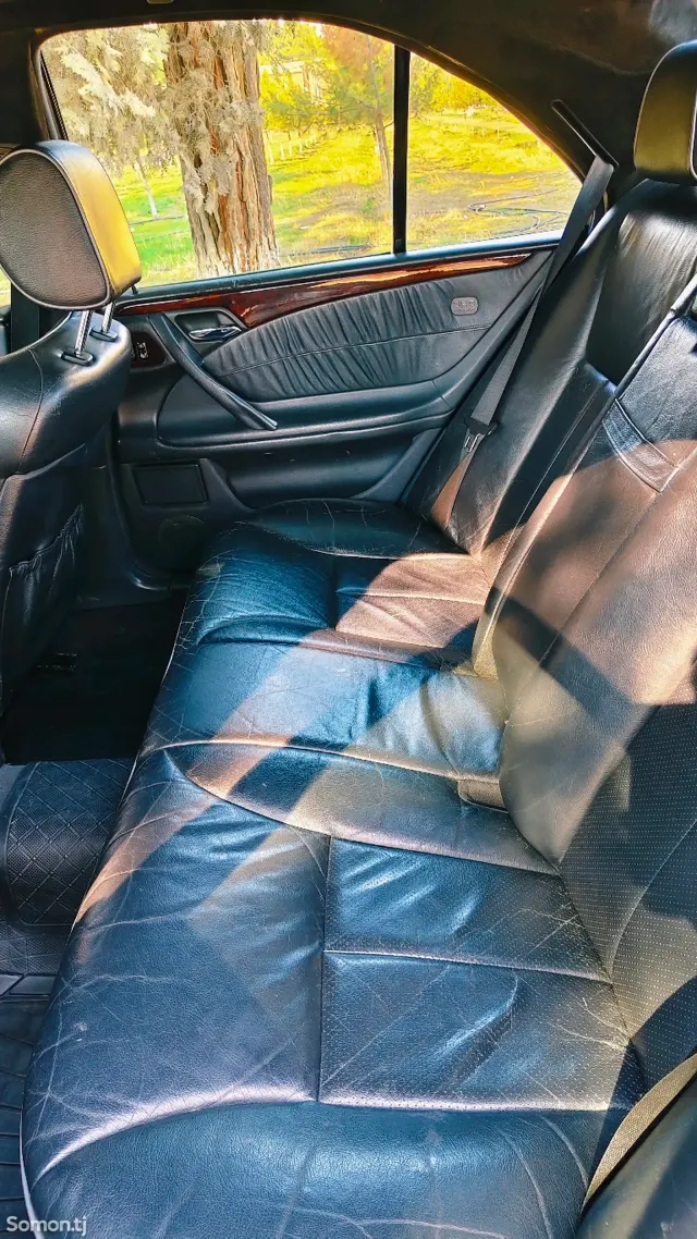 Mercedes-Benz E class 2000 · 3.2 AT