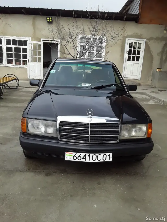 Mercedes-Benz W201 1990 · 2.0 MT