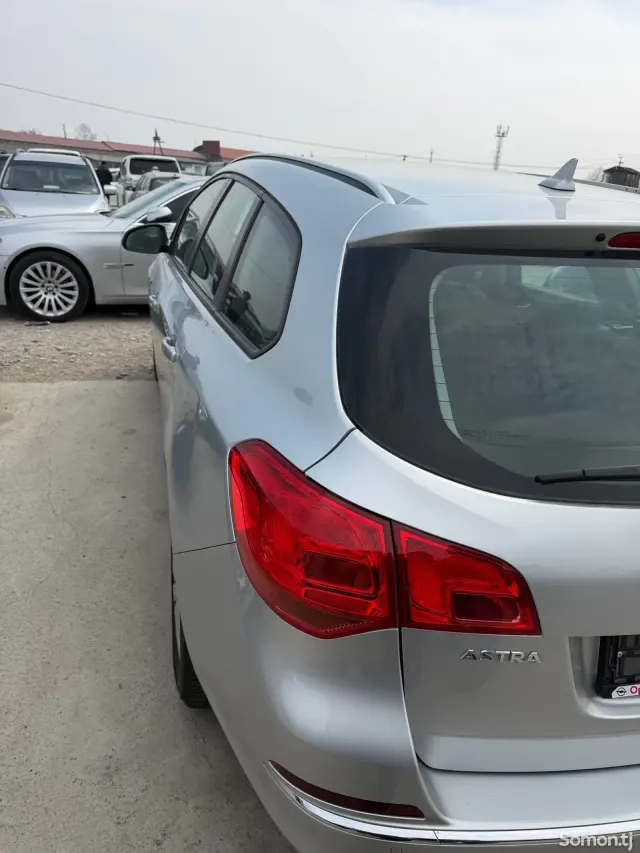 Opel Astra J 2014 · 1.6 MT