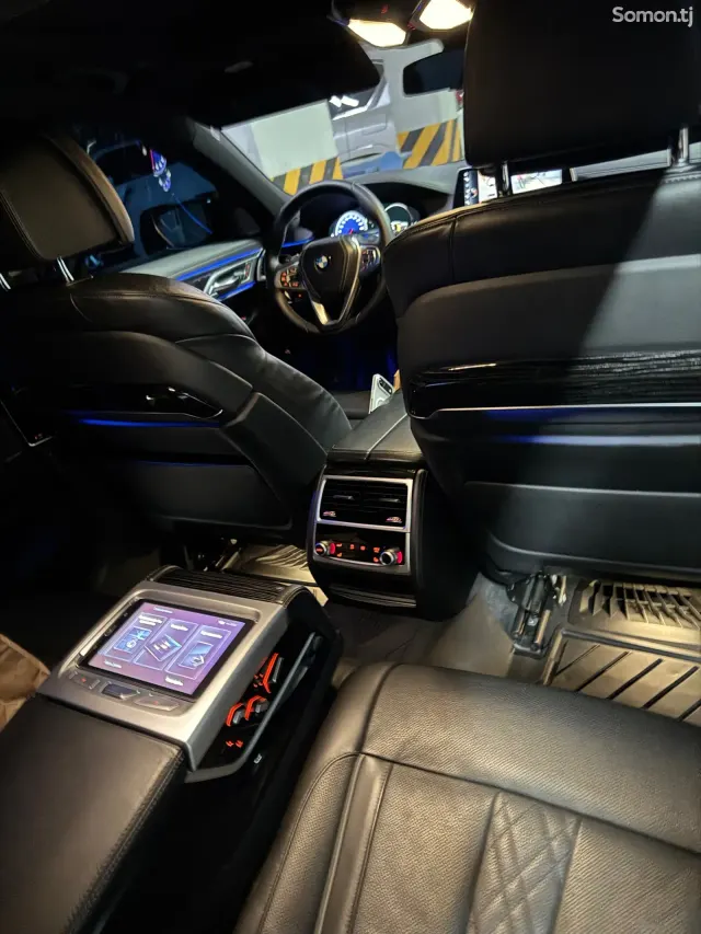 BMW 7 series 2016 · 4.0 AT