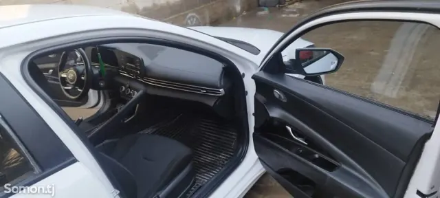 Hyundai Elantra 2022 · 1.6 AT