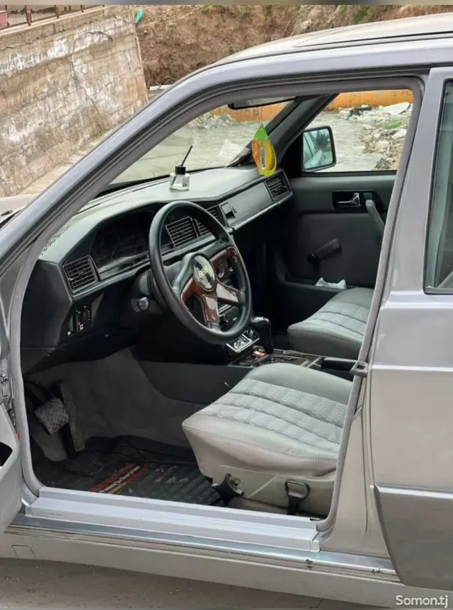 Mercedes-Benz W201 1991 · 2.3 AT